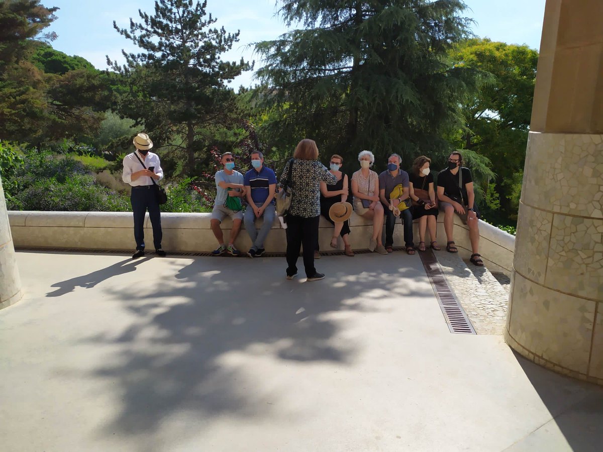 La visita d’Amics de Gaudí al Park Güell va ser tot un èxit! Esperem veure-us a a tots en la propera👏🏼
•
#modernism #modernisme #gaudi #antonigaudi #barcelona #bcn #catalonia #catalunya #spain #españa #parkguell #sagradafamilia  #trencadis #mosaico #instagram #investigación #art