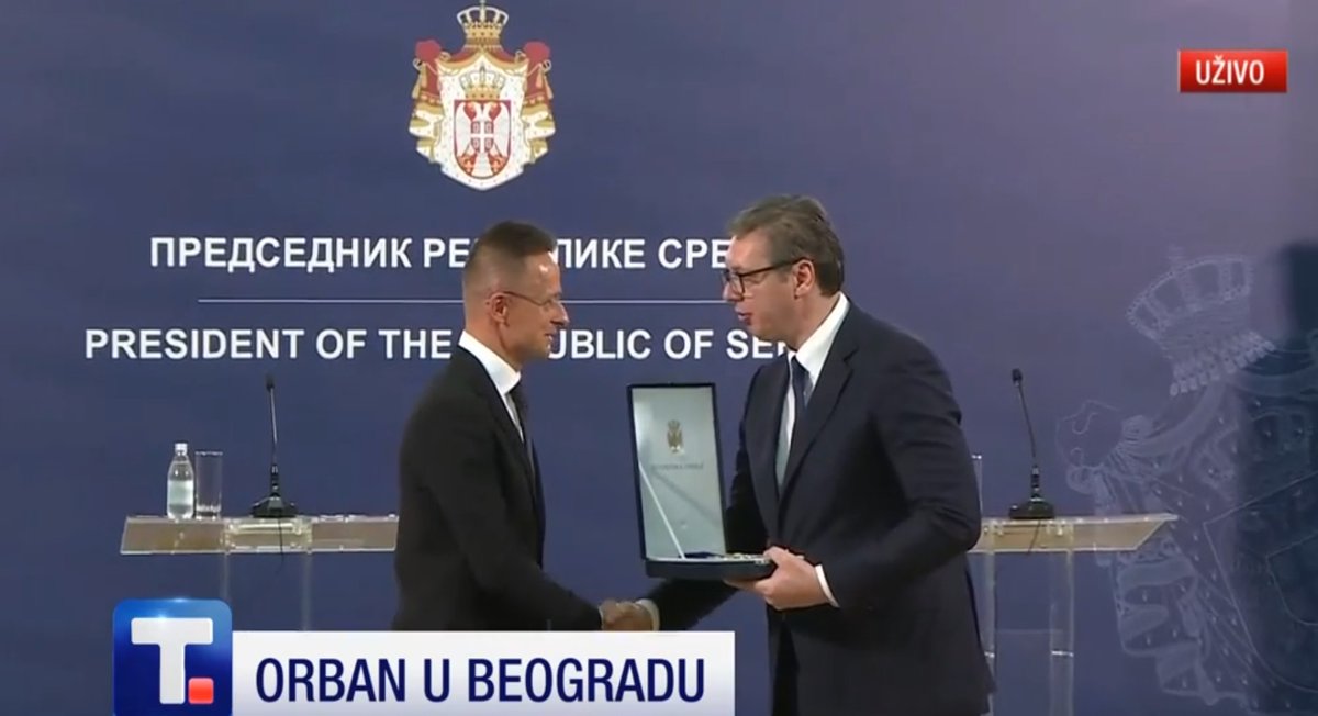 TanjugNews's tweet photo. UŽIVO na Tanjug TV: Ceremonija uručenja Ordena srpske zastave prvog stepena ministru spoljnih poslova i spoljne trgovine Mađarske Peteru Sijartu
#orden #petersijarto #avucic #viktororban @avucic @ViktorOrban https://t.co/3SzxfgT034
