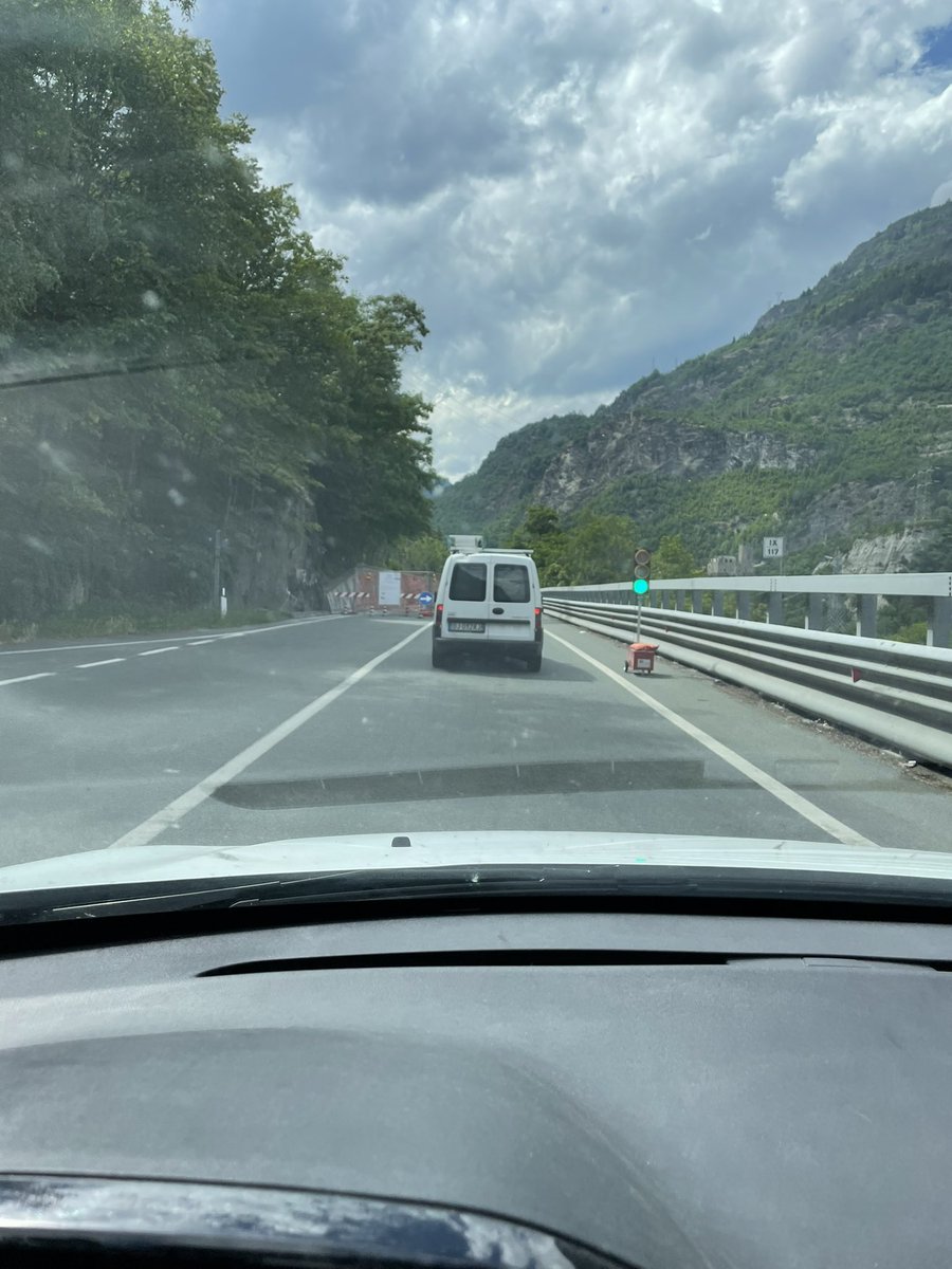 Enricaciandeun's tweet photo. Aosta/Courmayeur in statale: 5 cantieri con 5 semafori. A luglio. L’autostrada è la più cara d’Italia. Benvenuti in Valle D’Aosta.
#valledaosta #anas #statale26 https://t.co/jItk5i93nx