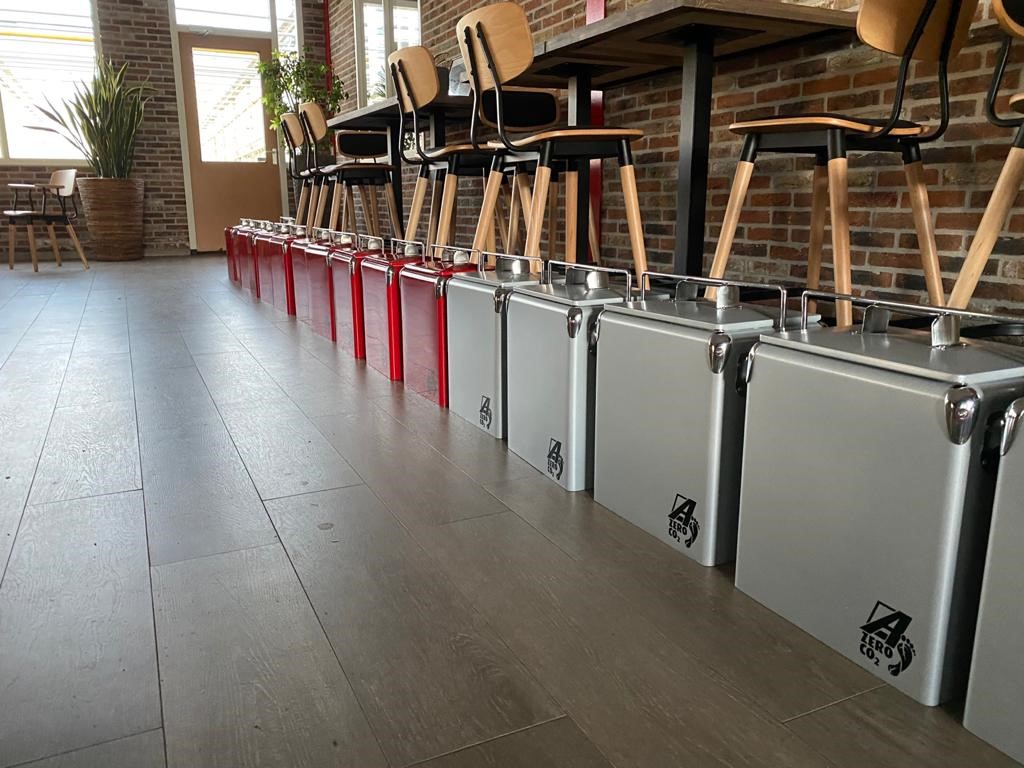 Na een tijd van rennen, springen, vliegen, duiken, vallen, opstaan en weer doorgaan staat de vakantie voor de deur voor onze medewerkers. Wij zijn ontzettend trots en dankbaar voor hun inzet in deze gekke tijden. Wij willen hun daarom ook bedanken met een kleinigheidje.