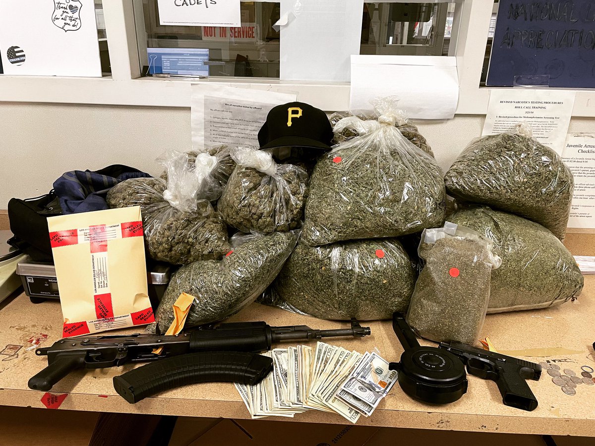 Great job yet again Officer Anaya &amp; Hernandez! This time, the suspect was parked too far off the curb in violation of 22502 VC. Officers observed high capacity magazines in plain view. A search of the vehicle uncovered drugs, money, &amp; guns. Attaboys!! <a href="/Capt_Odle/">LAPD Mission</a> @CaptainCortez1