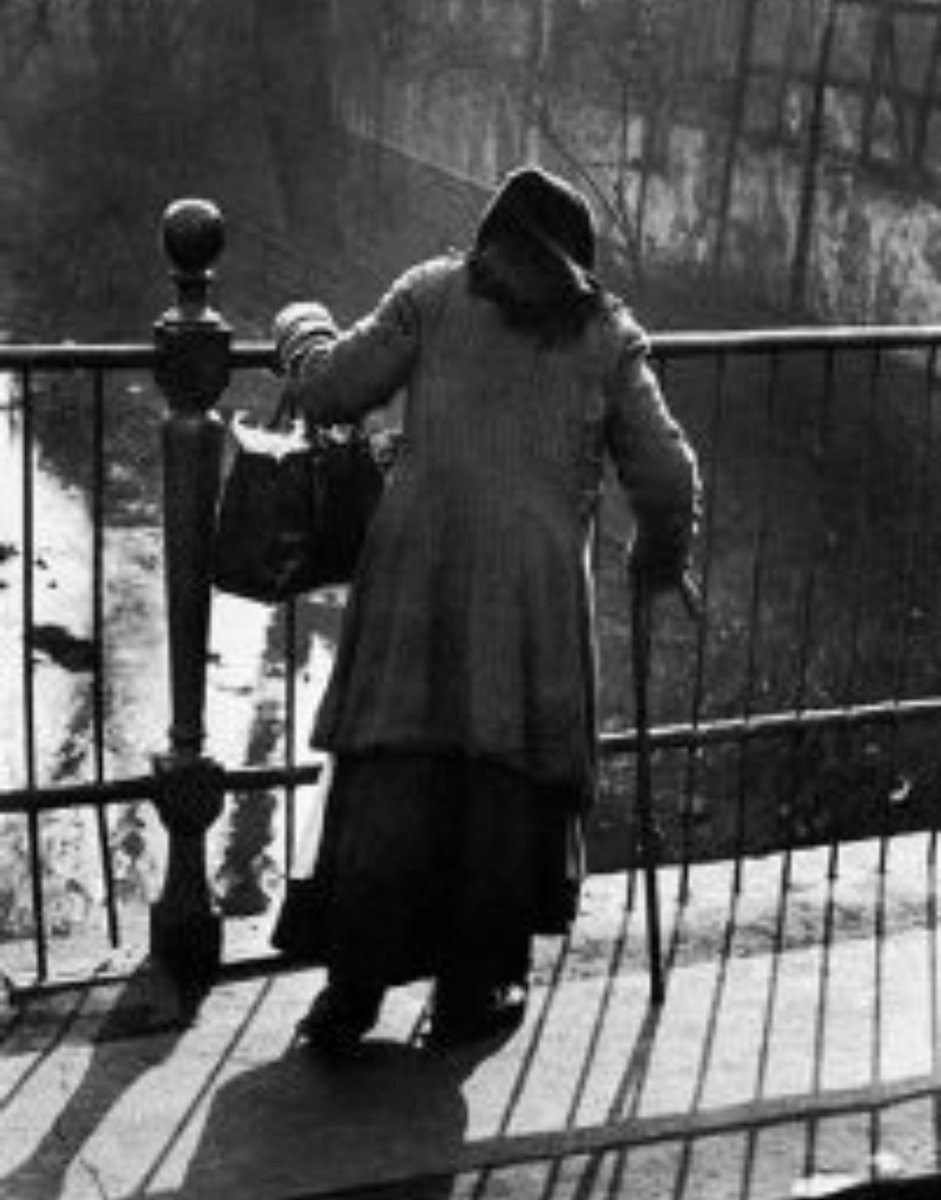 Letnapark's tweet photo. ... die Menschen in ihre tiefsten Erniedrigung nicht beschämen 

Walter #Ballhause *3.4.1911 Hameln - 8.7.1991 Plauen

Der “unsichtbare Fotograf", #Arbeiterfotografie. [Walter-Ballhause-Archiv, Plauen https://t.co/UvEYdnkhMk ] 

(und manche der Bilder könnten von heute sein) https://t.co/wMNbFm5nhn