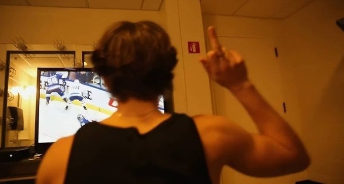 johnieee2416's tweet photo. When you're too busy watching tv and your siblings are making snaps of you lol🤫😂✋ https://t.co/PTAz9bNcIp