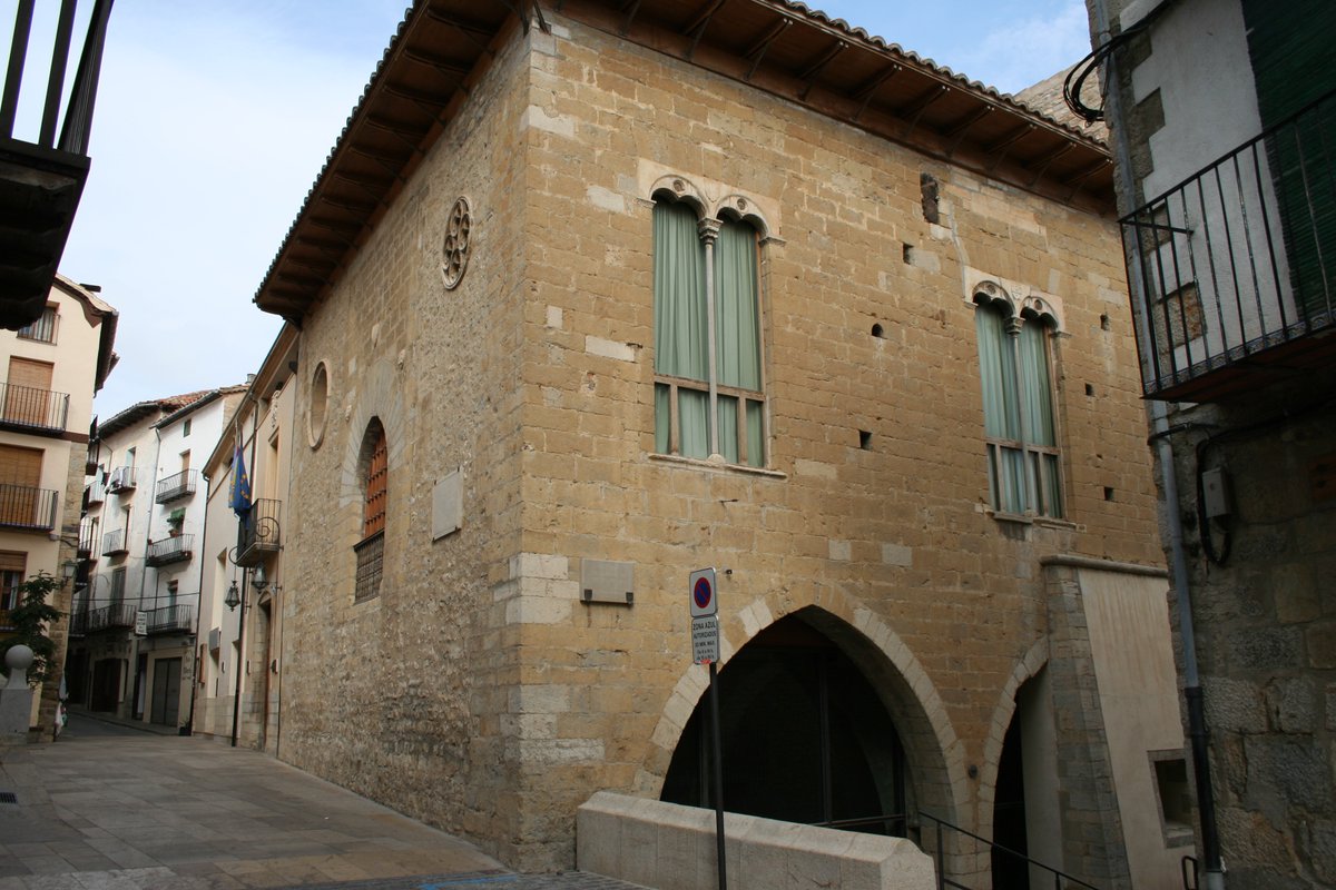 harcamedievalis's tweet photo. En època foral el sistema de govern municipal valencià es basava en el Consell, l'assemblea de representants per parròquies i oficis que prenia les decisions; i pels jurats, que s'ocupaven d'executar-les i prendre decisions menors, a més de representar la ciutat o la vila. FIL!👇 https://t.co/xb1GkZsWDn