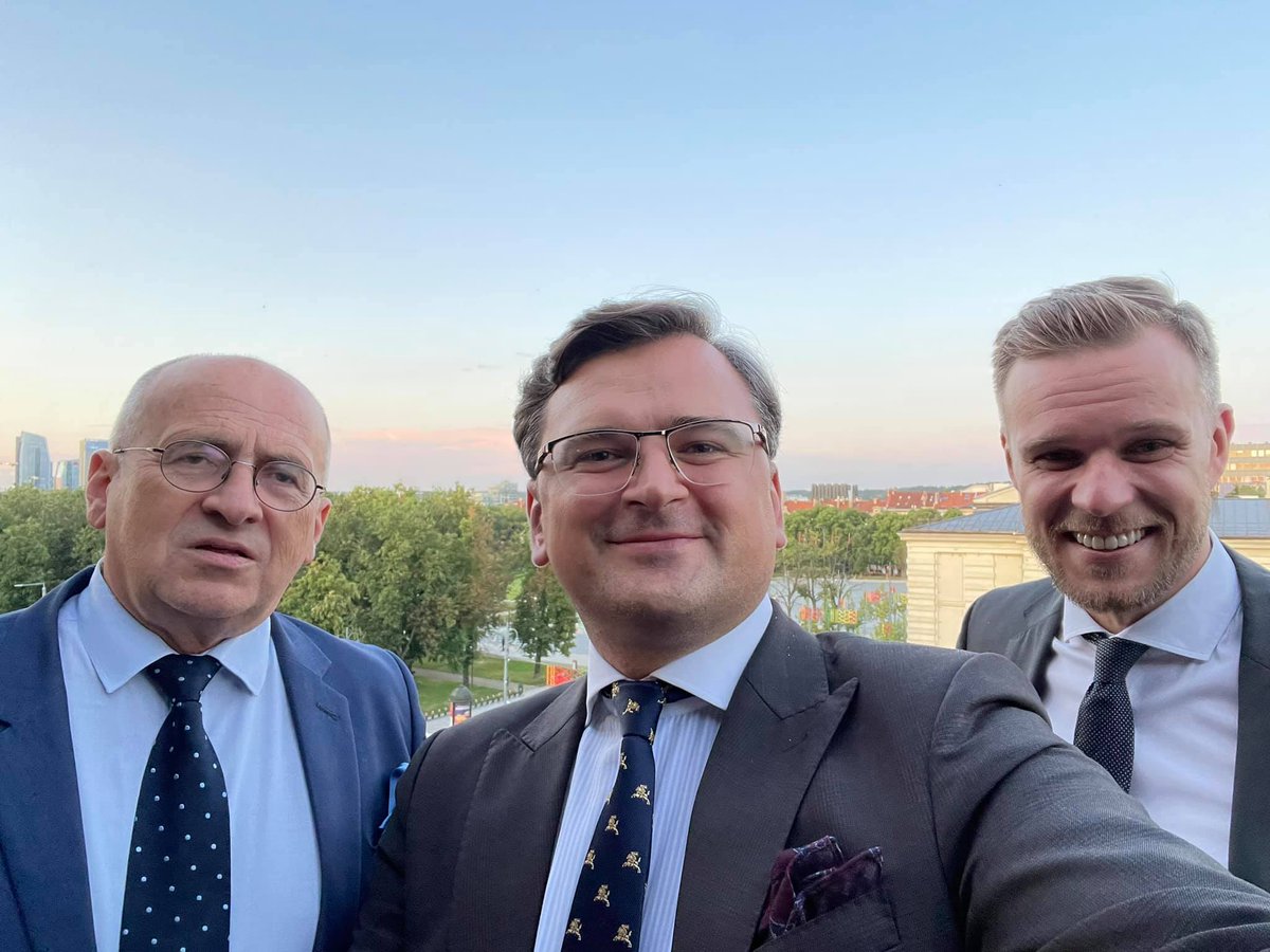 Inpoland_'s tweet image. Глави МЗС Польщі, Литви та України підписали угоду про співпрацю
 Міністри закордонних справ Польщі, Литви й Укр ...
Читайте на inPoland: inpoland.net.pl/novosti/glawno…
#inPoland.net.pl #головніновини #договір #Люблінськийтрикутник #міжнароднаспівпраця #НовиниПольщі #Польща #Україна