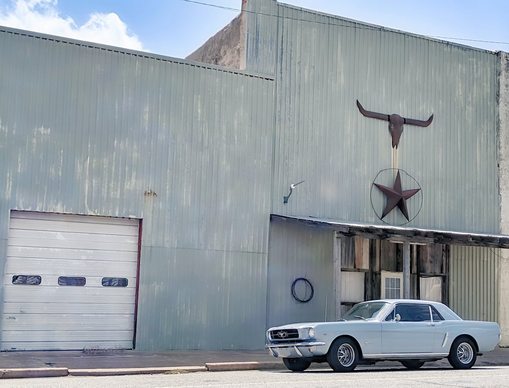 Santa Anna was the 1st sunny town we encountered after hours of downpour on our drive from Austin. ☀️
Read about the entire road trip from Austin to the Rocky Mountains: 
heatherstorm.com/blog/2020/11/2…
#ontheroad #texas #roadtrip #65mustang #smalltownamerica