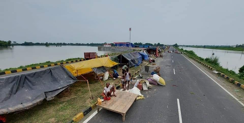 सीएम साहब, ये सब दिख जाता है आपको हेलीकॉप्टर से?

अगर दिख जाता तो कुछ काम करतें क्यों नहीं? आधा बिहार हर साल इसी तरह सड़क पर पड़ा रहता है। 😢🙏🏻
