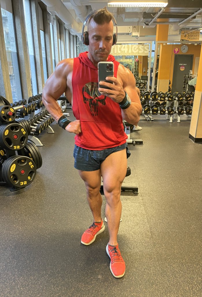 TheRealShreddZ's tweet photo. Legs/Arms DONE ✅ 💪🏽😈
#Sweaty #Bodybuilding #Fitness #Legs #GotWheels? https://t.co/2cxMYrQOJX
