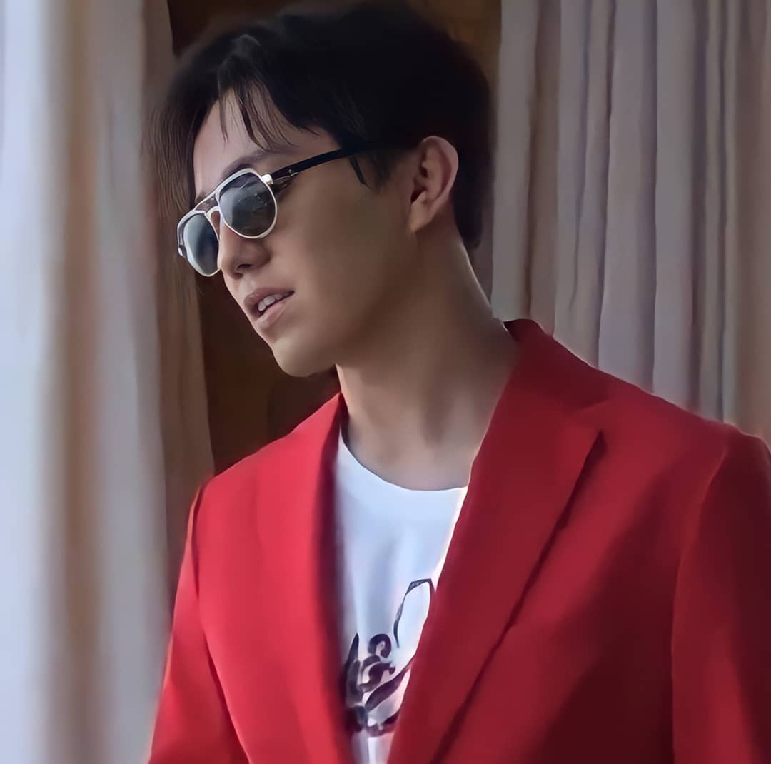 Daniellas777's tweet photo. @dimash_official 💖

Screenshots from  yesterday's live stream 

Dimash in red !! 👌👌
❤️❤️❤️❤️❤️❤️❤️
#DimashNumber1 #dimashthebestvoiceintheworld #dimashthesinger #DimashOnMTV #dimashqudaibergen  #kazakhstan🇰🇿🇰🇿🇰🇿 #kudaibergendimash
https://t.co/bqgBnFkOBD https://t.co/0atRyciOX2