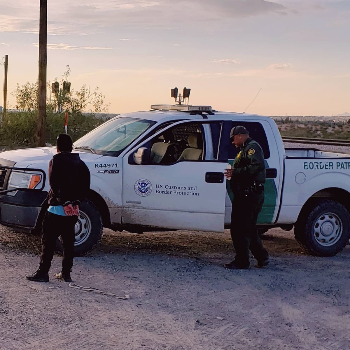 StanczykRafal's tweet photo. Kolejny dzień na granicy, tym razem z amerykańską strażą graniczną #usborderpatrol #usborder #wallborder #elpaso #uscorrespondent #wieszwiecej @TOPTVPINFO https://t.co/6pcKJYcPu3