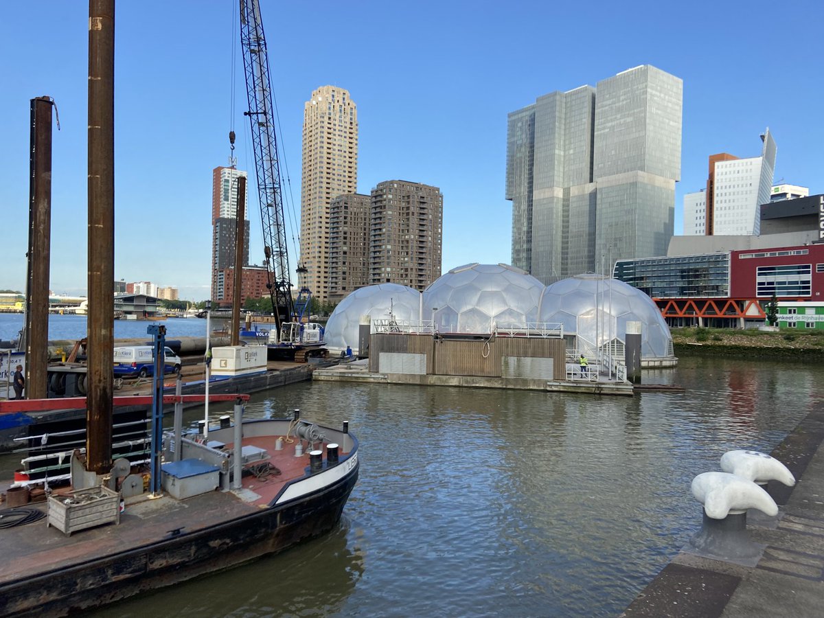 SjoerddeVos_'s tweet photo. Het Drijvend Paviljoen krijgt in #Rotterdam een andere locatie (en invulling). Vandaag vindt het transport van de drie ‘halve bollen’ plaats van de Rijnhaven naar de Schiehaven. Uiteindelijk moet het op Heijplaat komen. @RTV_Rijnmond/@Stadsbeheer010 https://t.co/DI3lvbW0UW