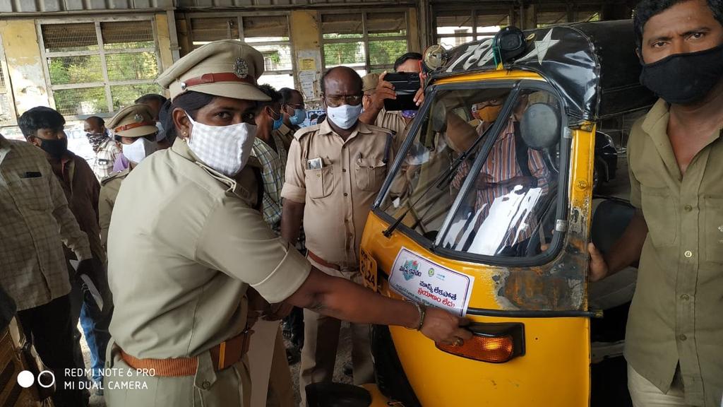 Qadrisyedrizwan's tweet photo. #NoMaskNoRide: Kurnool Police creating awareness to the auto drivers and public on the importance of wearing a mask when in public. https://t.co/kEbNGwVUav