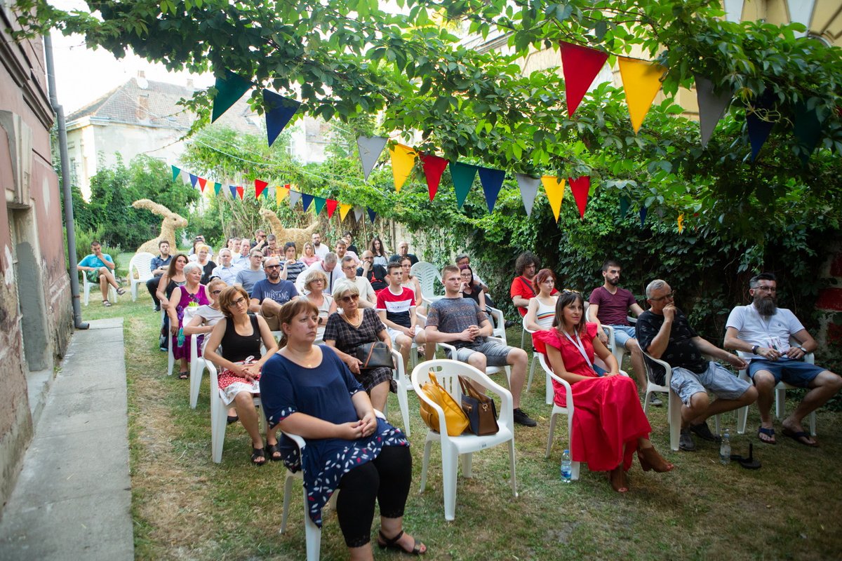 Oljk2017's tweet photo. Filozofski razgovori "O društvenoj (ne)relevantnosti filozofskoga mišljenja" jučer su se po prvi puta na #oljk-u vodili u @giskoknjiznica uz Marijana Krivaka i Srećka Horvata uz moderatora Igora Loinjaka: https://t.co/SvLw2aLG1c https://t.co/9fuDYgYDy3