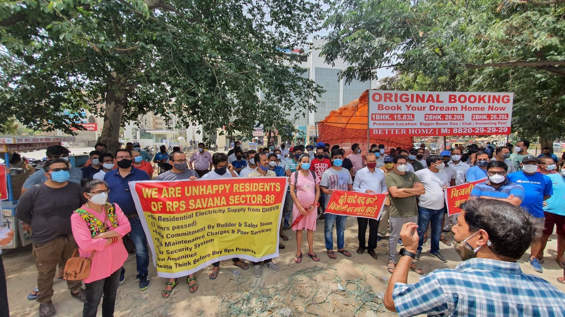 swasavana's tweet photo. More than 200 families of RPS Savana came out to protest against RPS infrastructure for non fulfillment of basic amenities after paying crores of money in advance.
No electricity connection in RPS savana, society runs on DG.
@cmohry ,@KPGBJP, @aajtak ,@ndtvindia ,@PMOIndia https://t.co/x4DuWII0iL