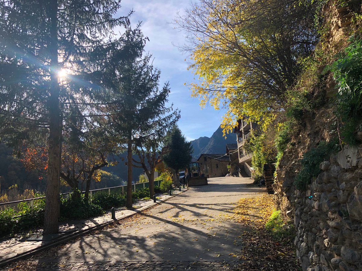 RicardMoren's tweet photo. @Naturallibres @brauedicions #hamlets research @UABBarcelona:
ALINS municipality #PallarsSobirà #Lleida:
287 inhabitants (INE2016) including 18 born abroad:
8 in #Romania
4 in #Colombia…
#RuralLIFE #RURALimmigration #RuralEUROPE
#micropobles #Araós #Alins #Catalonia #Spain
💡: https://t.co/fod9N0mV3d
📷2020 https://t.co/0WjXQIEXg2