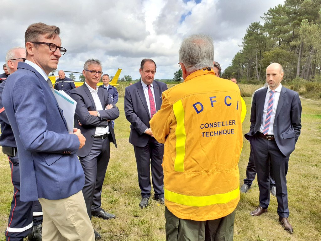 PrefAquitaine33's tweet photo. 🚒 Présentation du dispositif opérationnel mis en œuvre par le SDIS de la #Gironde et la @DFCIaquitaine durant la période estivale pour prévenir et lutter contre les feux de forêt
👉 le préfet délégué M. GUESPEREAU salue l'engagement et l'action exemplaire des sapeurs-pompiers https://t.co/WzCUOr9a1h