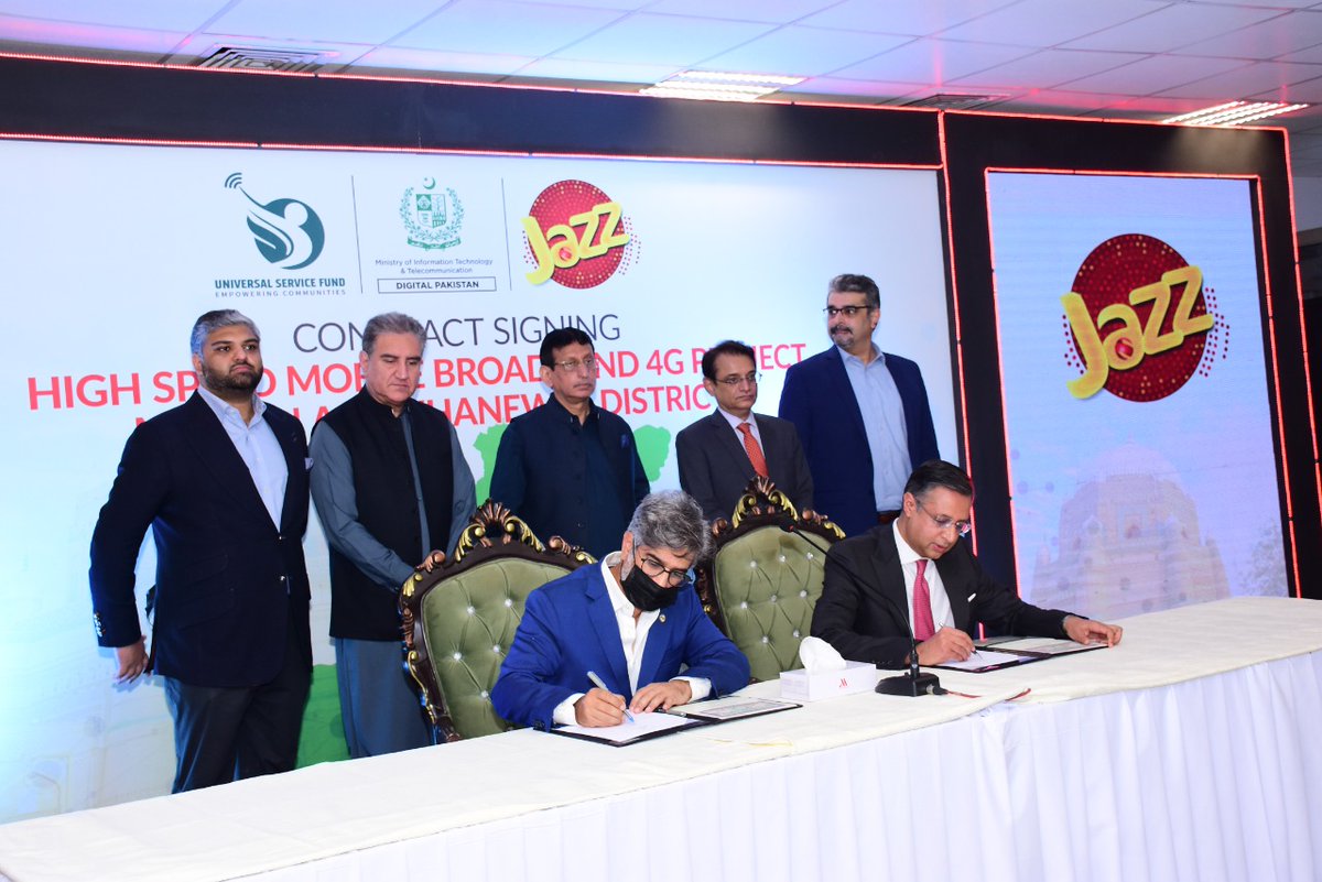 MoitOfficial's tweet photo. Federal Minister for IT &amp; Telecom Syed Amin Ul Haque and Foreign Minister Shah Mahmood Qureshi witnessing"Contract Signing Ceremony of High Speed #Mobile #Broadband Project in #Multan &amp; #Khanewal districts" in Islamabad on July 8, 2021.

#Internet #MOITT #DigitalPakistan https://t.co/HNIYZRgrOs