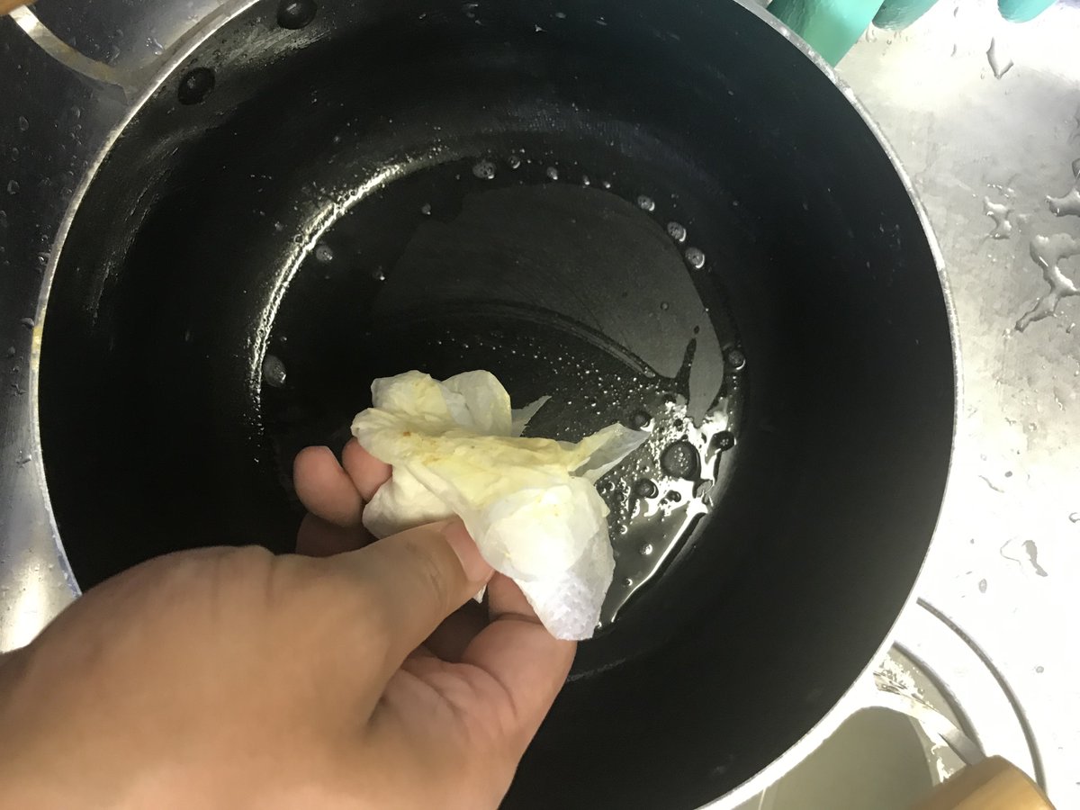 れい カレーを作った鍋を洗う時にスポンジがカレーまみれにならずに済む方法 鍋にコップ一杯の水を入れ沸騰させる キッチンペーパーで拭き取る 通常通り洗って完了