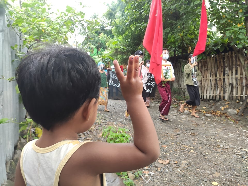 Myanmar_Now_Eng's tweet photo. Anti-military junta protests in Kale, Sagaing, today (Jul 8) also includes memorial service for Arkar Thu Aung who died during the brutal crackdown on Tahan protests in early March. With COVID-19 cases rising, donors distributed face shields and masks. 

#WhatsHappeningInMyanmar https://t.co/wOxa0lINSB
