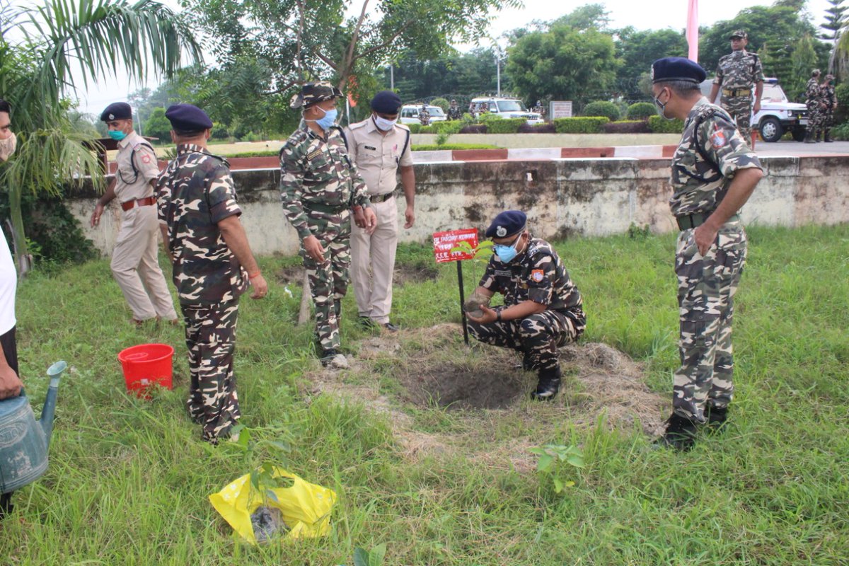 Sanjay97odisha's tweet photo. Conducted Annual Inspection of #39bn Pilibhit and #49bn Palia. Visited Border areas and reviewed ongoing construction works and involved in plantation drive.
Meeting with Jawans and Officers are always motivating.
#SSB
@SSBFTRRanikhet
@DGSSB
@HMOIndia https://t.co/OZypen6uws