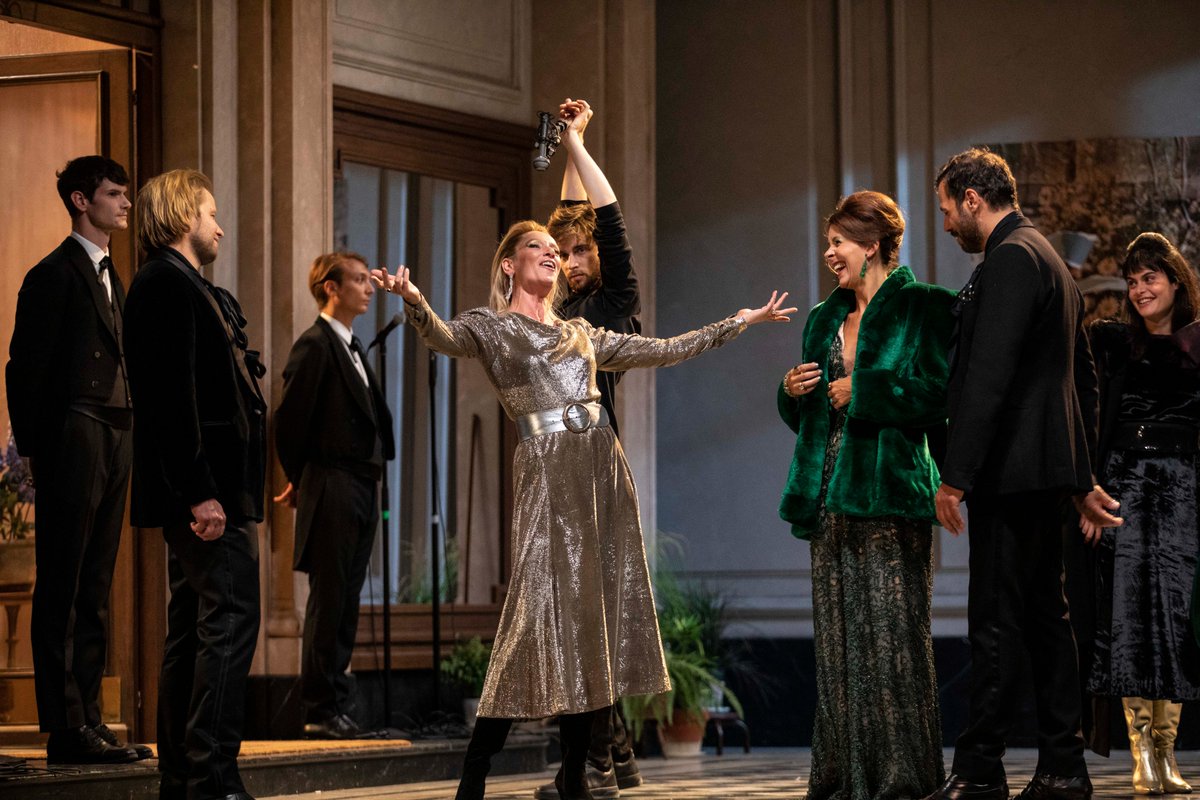 ComedieFr's tweet image. Palmarès du Syndicat de la Critique :
- Grand prix de la Critique est attribué au « Côté de Guermantes »
- Prix de la comédienne à Elsa Lepoivre dans le rôle de la duchesse Oriane de Guermantes.
- Prix du comédien à Didier Sandre pour « La Messe là-bas ». Bravo à eux !