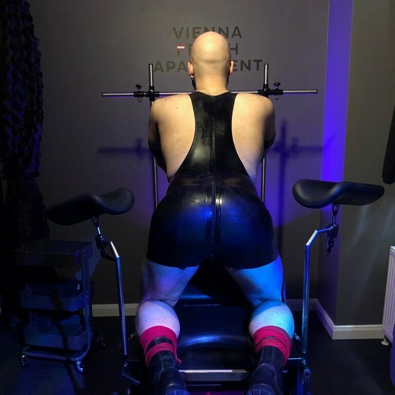 fetish_vienna's tweet photo. #viennafetishapartment #gayfetish #runberfetish #redhankycode #bubblebutt #gay #gayvienna https://t.co/as64CokW4Q