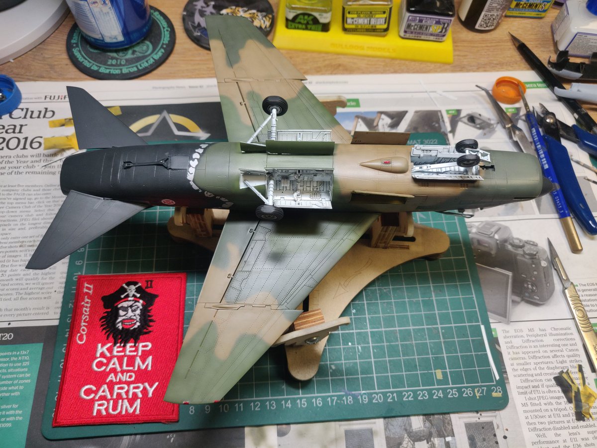 Morning and sorry for absence Twitter friends, life has got in the way! 
I finally finished my Hobbyboss A-7p in retirement scheme. I'm pretty pleased with it, hope you guys like it!
#hobbyboss #scalemodel #a7corsair