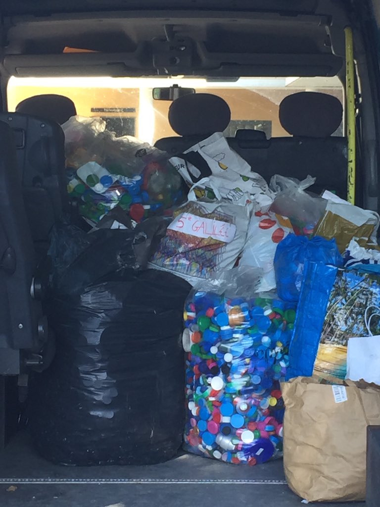 MagaliTacchi's tweet photo. Notre collecte de bouchons plastiques au @clg16fontaines a été récoltée par l’association Handisport c’est aussi ça le développement durable, des actions de solidarité #EDD #ecocitoyen #acnice @edd_nice https://t.co/979mFUDiIn