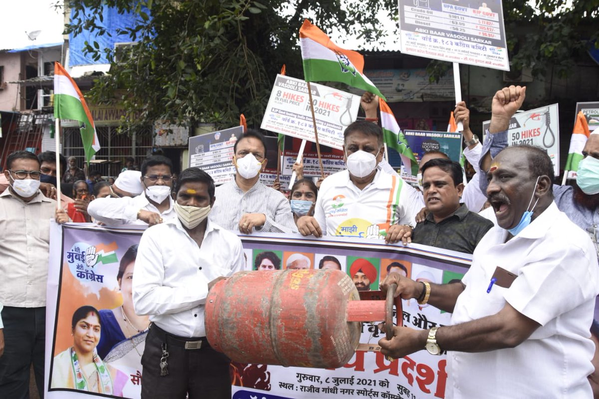 INCMumbai's tweet photo. Mumbai Congress Protests - Day 2
(July 8th).

मुंबई कांग्रेस अध्यक्ष श्री @BhaiJagtap1 ने ब्लॉक 183, धारावी में @INCMumbaiSouthC के कार्यकर्ताओं द्वारा तेल और गैस की आसमान छूती कीमतों के विरुद्ध आयोजित प्रदर्शन में भाग लिया।

जिलाध्यक्ष श्री हुकूमराज मेहता उपस्थित रहे। https://t.co/w4Ysaw55Ct