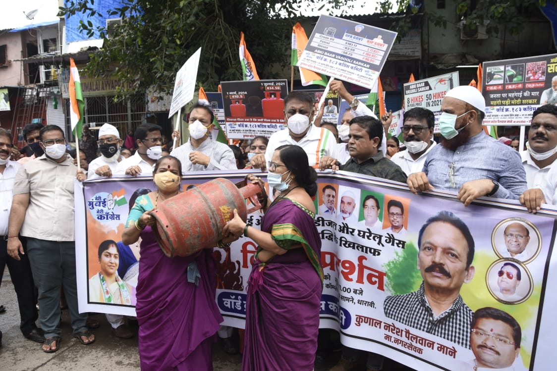 INCMumbai's tweet photo. Mumbai Congress Protests - Day 2
(July 8th).

मुंबई कांग्रेस अध्यक्ष श्री @BhaiJagtap1 ने ब्लॉक 183, धारावी में @INCMumbaiSouthC के कार्यकर्ताओं द्वारा तेल और गैस की आसमान छूती कीमतों के विरुद्ध आयोजित प्रदर्शन में भाग लिया।

जिलाध्यक्ष श्री हुकूमराज मेहता उपस्थित रहे। https://t.co/w4Ysaw55Ct