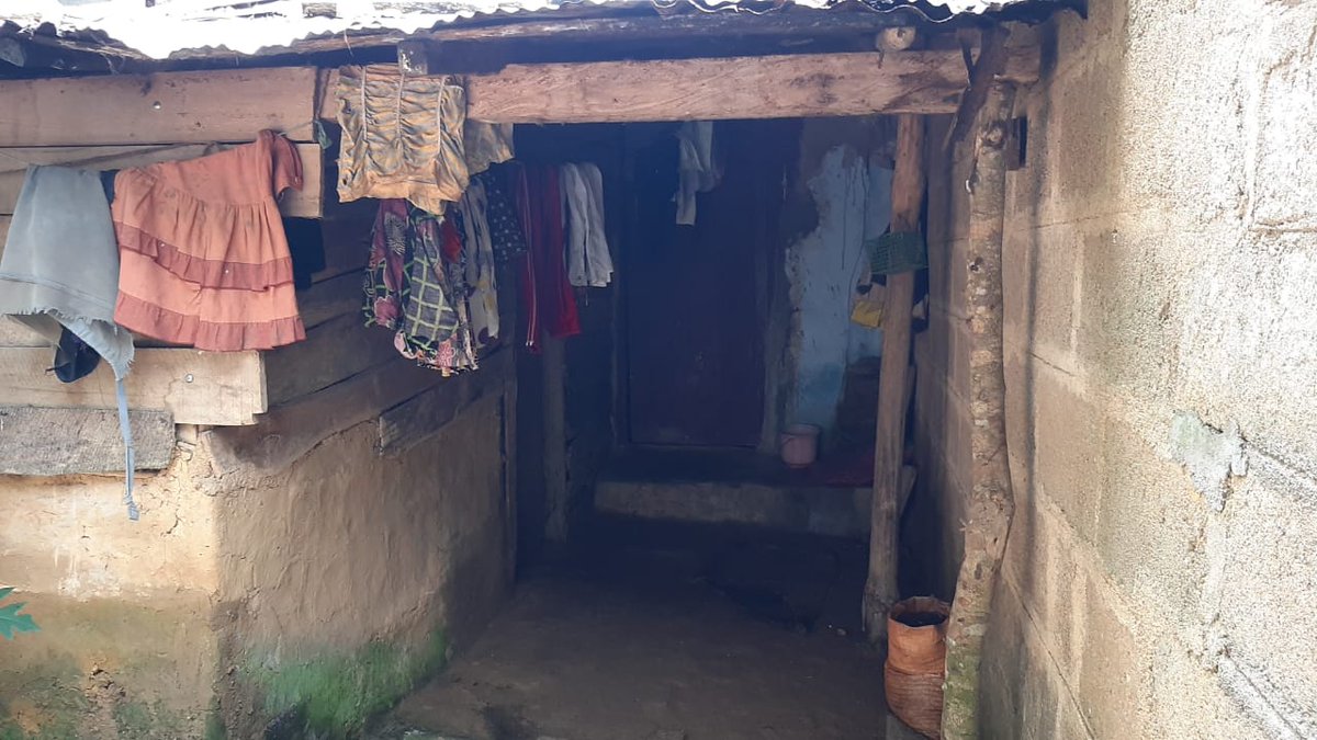 EmDeeS11's tweet photo. Short of Rs. 24,000 for an urgent appeal for 115 daily wage earning #plantation families from #Deniyaya, currently on day 11 of lockdown due to the rise in #COVID19 cases in their estates. They have no work or wages &amp; are badly in need of support. 

DM for deets &amp; pls RT! #lka🙏🏾 https://t.co/KNFMS6GTDS