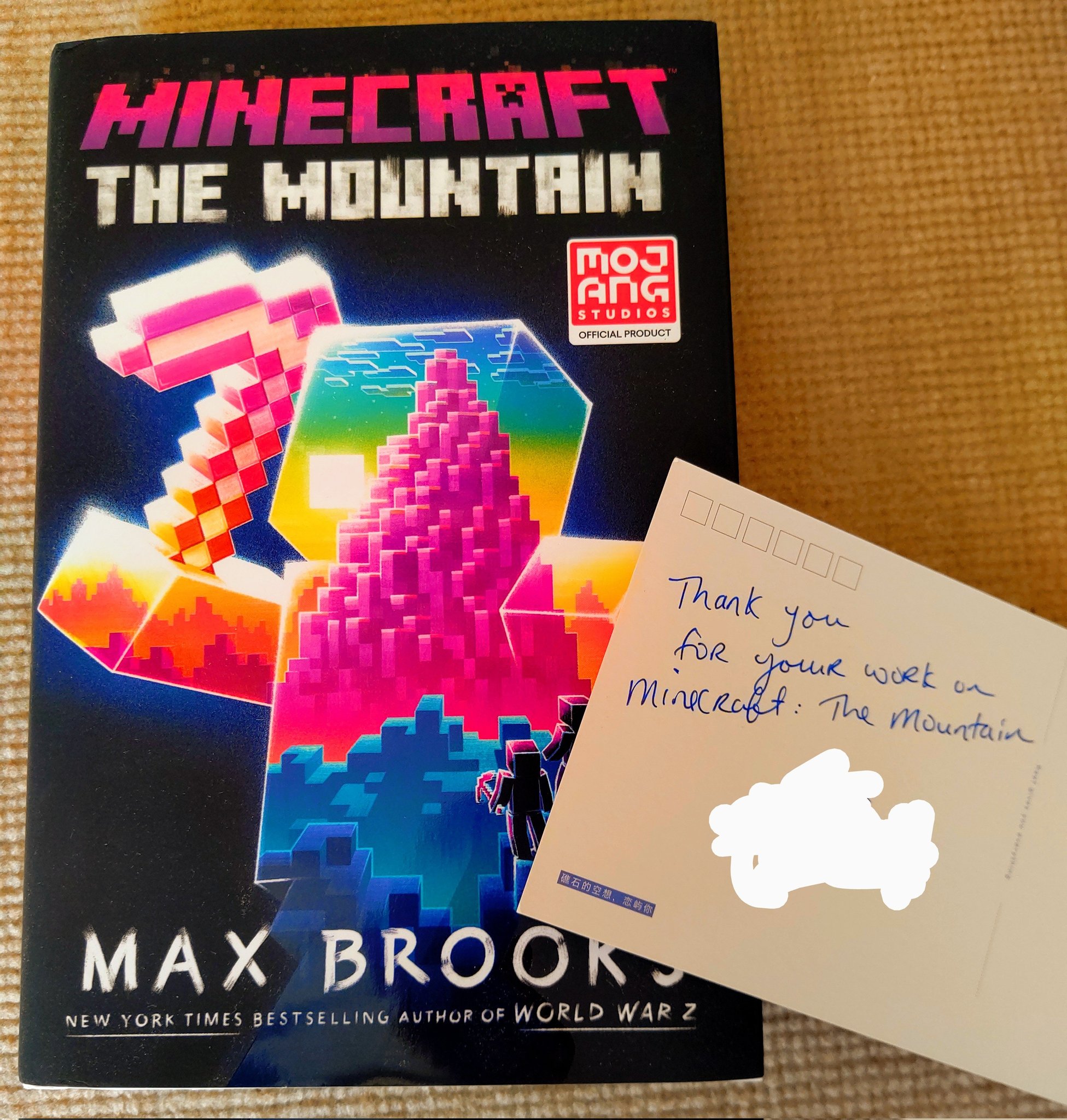 ラヴィエ Laviegs の Minecraft The Mountain の日本語翻訳に携わったということで Max Brooksさんのサイン入りの原本を頂きました 今日はphマップコンテスト入選もあり2倍うれしい 多分ですが 日本語の小説の販売は冬頃になると思います それ
