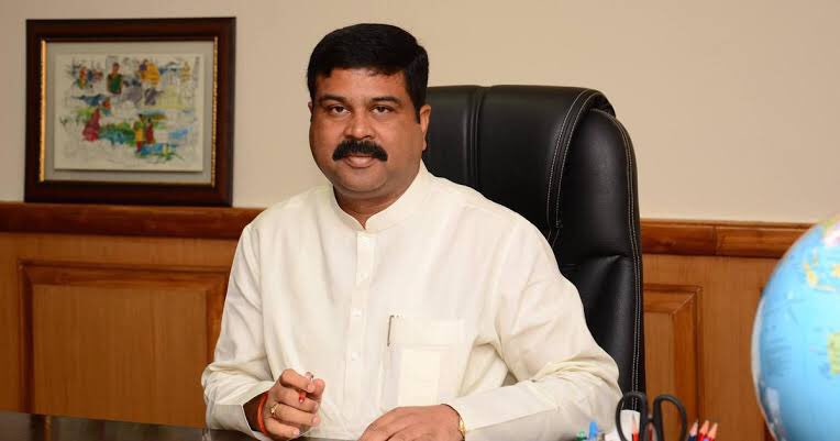 DrRPNishank's tweet photo. माननीय श्री @dpradhanbjp जी को शिक्षा मंत्रालय, कौशल विकास एवं उद्यमिता मंत्री की अहम जिम्मेदारी एवं नेतृत्व संभालने पर हार्दिक बधाई एवं उपलब्धि संपन्न कार्यकाल की अग्रिम शुभकामनाएं! https://t.co/eSsfJiBnid