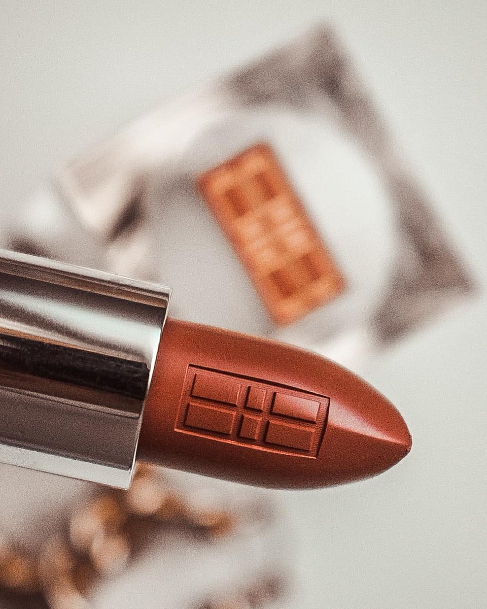EArdenSA's tweet image. It's #NationalLipstickDay 🎉 and we’re celebrating our favourite beauty item of all time —💄! Strut your stuff with one of our favourites from the #BeautifulColor Collection, shade Red Door Red.

📸 IG: @adashofbeige #AlwaysArden

SHOP NOW &amp;gt;&amp;gt;&amp;gt; bit.ly/36pRX88
