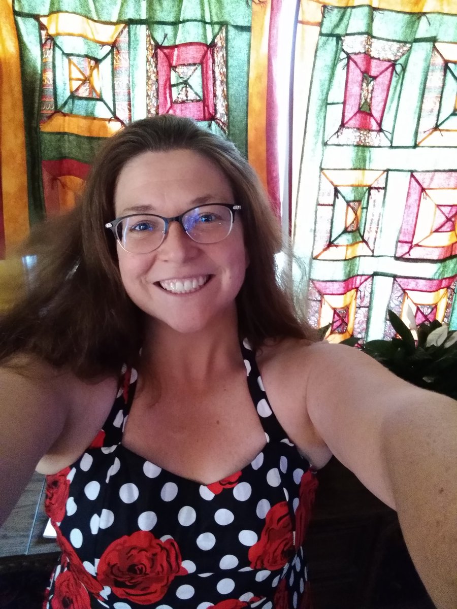 orangetoamber's tweet photo. New dress, new day, new better attitude! 🥰💖 #retro #happy https://t.co/6esfno7Weo