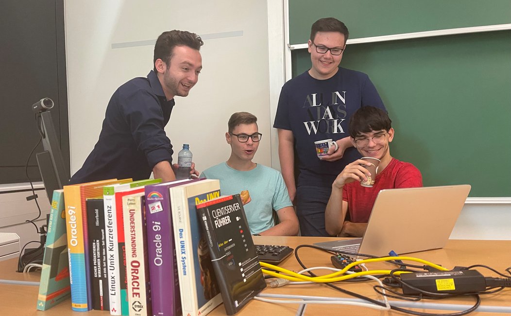 HTL_GR's tweet photo. Während die ersten Klassen noch über einen Sesselkreis debattieren, finisht die 4C gerade so ein mysteriöses Projekt zur Thematik Coronatestungshomepage. #baldwirdsinderzeitungstehen
@VortexdataDACH https://t.co/koCoJx0fzR