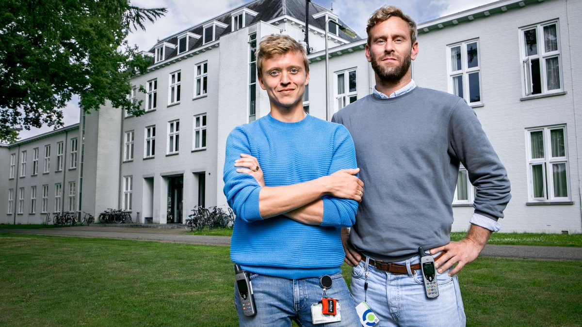 In de nieuwe serie #100dageninjehoofd dompelen <a href="/avonturenvantim/">Tim den Besten</a> en <a href="/NclsVeul/">Nicolaas Veul</a> zich onder in de wereld van de psychiatrie. Als stagiair in een kliniek verkennen ze wat er omgaat in mensen die kampen met ernstige geestelijke problemen. 21 oktober op #NPO3 vpro.nl/100dagen