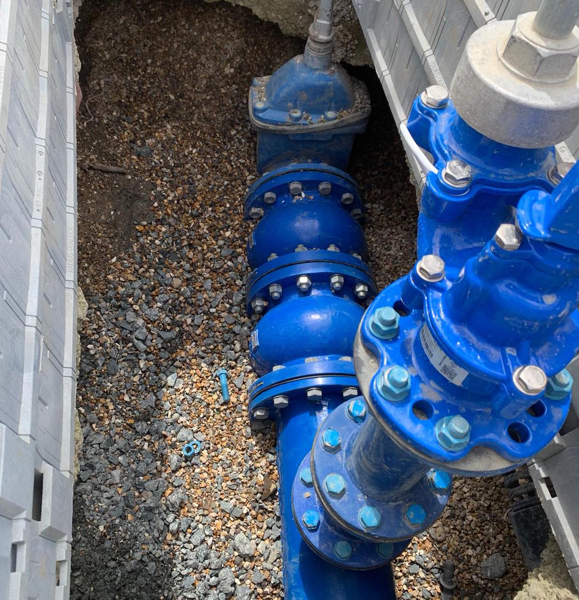 Terraflow_'s tweet image. This team are back on-site at Tilbury Docks this week, installing a 225mm main with 63mm connecting pipe and valve 💥👌

#Terraflow #keepingthenetworkflowing💦 #Pipework