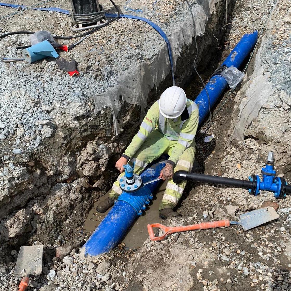 Terraflow_'s tweet image. This team are back on-site at Tilbury Docks this week, installing a 225mm main with 63mm connecting pipe and valve 💥👌

#Terraflow #keepingthenetworkflowing💦 #Pipework