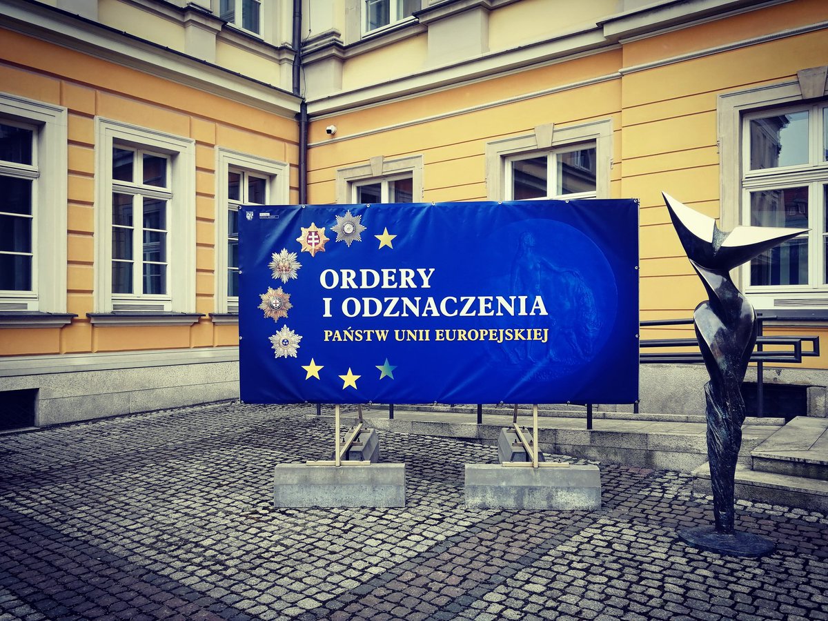 MuzeumWroc's tweet photo. Wystawa Ordery i odznaczenia państw Unii Europejskiej od dziś w Pałacu Królewskim #mmw #wrocław https://t.co/wvjfgpsXUg