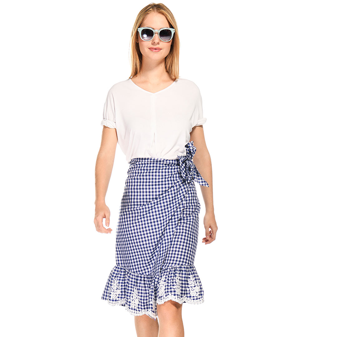 AdaGatti's tweet photo. Esta falda de cuadros Vichy con detalle de bajo con volantes 😍 Una de nuestras prendas favoritas este verano. 
Ref. Falda Z120
Ref. Camiseta ER231
https://t.co/eX5oe1Mhyg
https://t.co/eqID9v7ZVe 
#AdaGatti #TiendaOnline #RopaMujer #TiendaAlMayor #ModaMujer #OOTD https://t.co/Y4jlYsHBG1