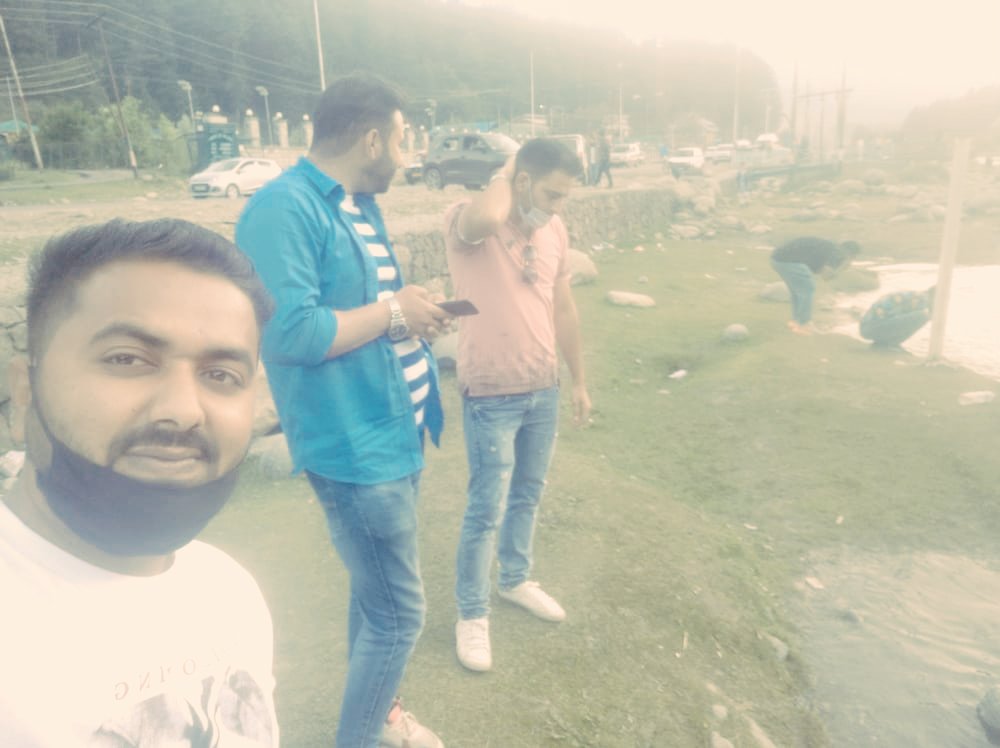 Ye jo teen admi hai, ye ek waqt pe ek Hi underwear phehanthy thy, Matlab lagotya yaari hai bhai🤣