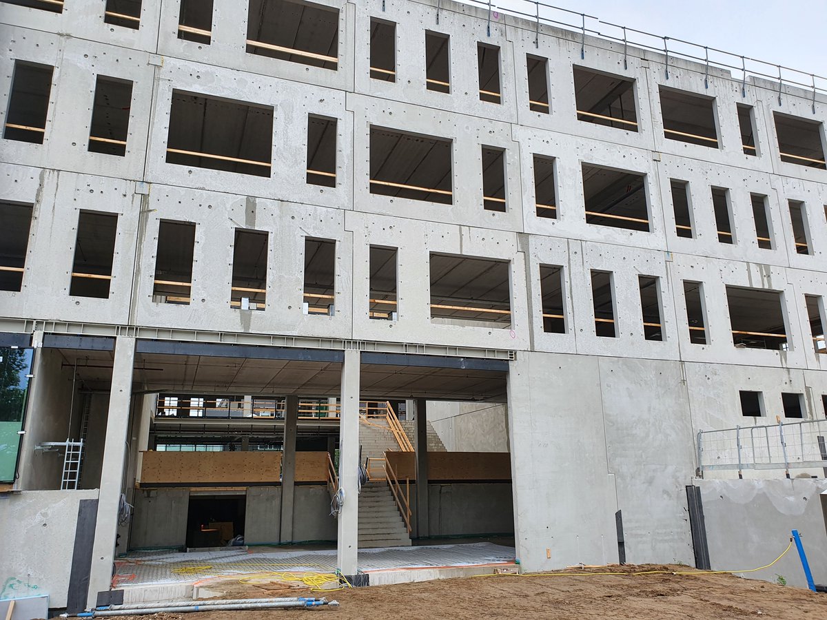 De laatste dakranden van NVM zijn gemonteerd voor <a href="/Heembouw/">Heembouw</a>. DWM Nederland monteerde in recordtijd het casco. Een speciaal bedankje nog voor <a href="/snijdersig/">Snijders Ingenieursgroep</a>, een snelle montage kan namelijk alleen als de engineering ook tot in de puntjes is verzorgd! stabielmanagement.nl/projecten/nvm-…