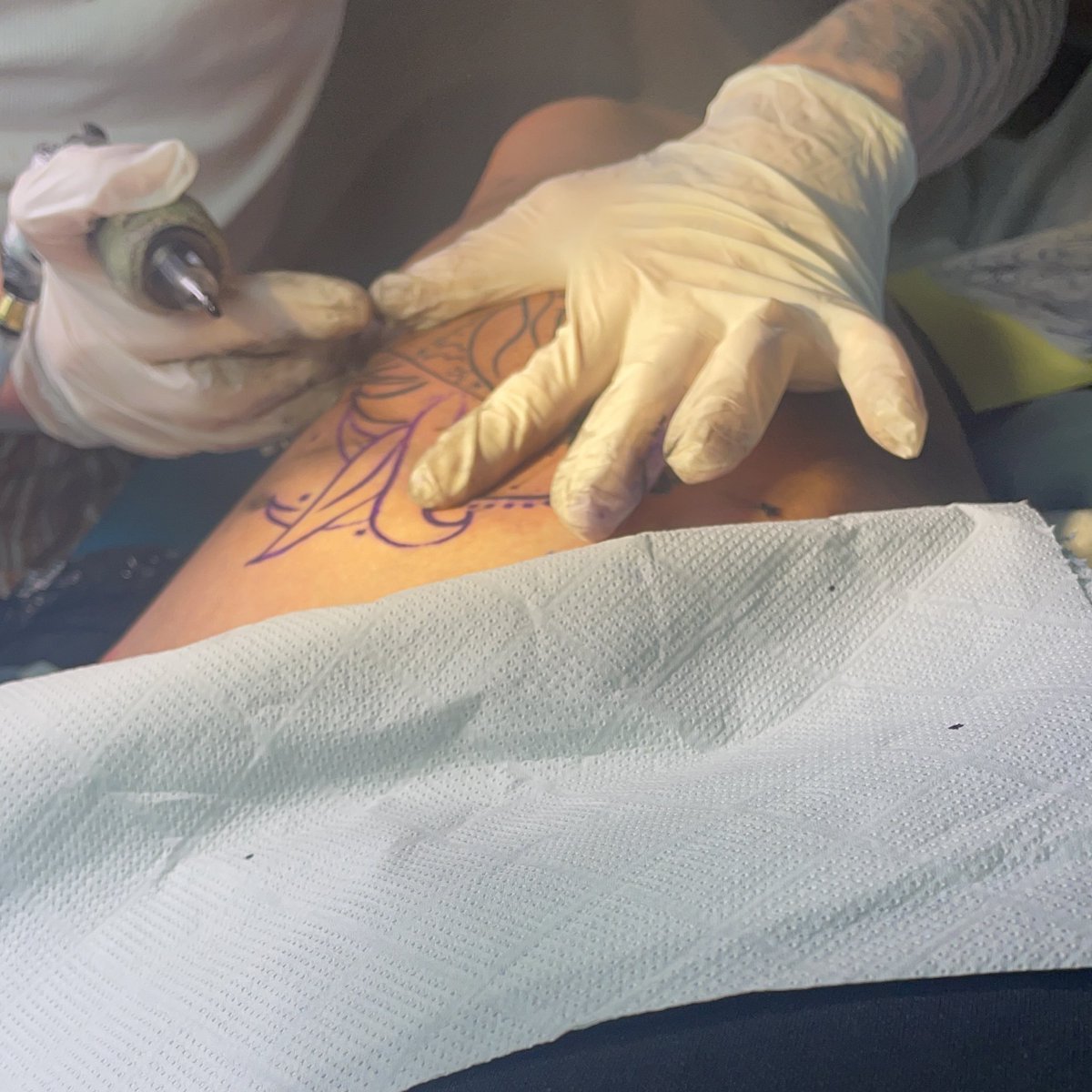 BeeRoper's tweet photo. 3 hours done ✔️ #tattoo #thightattoo https://t.co/oziKmN6Q1k