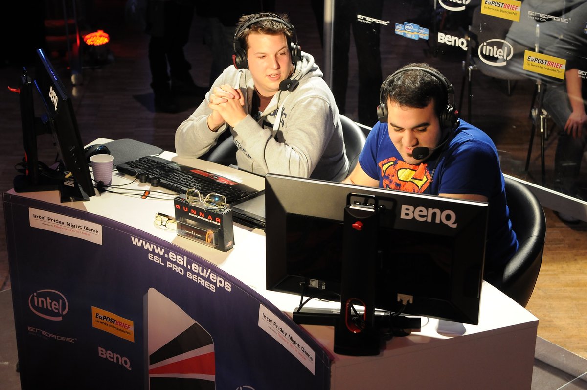 ESLGermany's tweet image. Herzlichen Glückwunsch zum Geburtstag, lieber @myKnochen!

Zum Ehrentag und #ThrowbackThursday gibt&apos;s einfach mal ein Bild von vor 10 Jahren! 🥳🥳🥳

Lass dich ordentlich feiern!