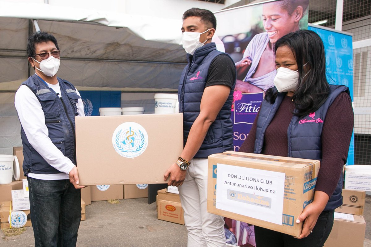 OMSMadagascar's tweet photo. Today we handed to #AssociationFitia, a batch of #medication & #MedicalEquipment to carry out preventive primary healthcare for more than 5⃣0⃣0⃣0⃣ children displaced by #famine in South of Mada🇲🇬
Grateful for support by @lionsclubs Mada🇲🇬 to provide dental care
#Avotse 🙏 https://t.co/MZEYbyLfFB