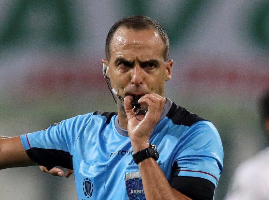 RoxonJo's tweet photo. ഉറുഗ്വായ് -ക്കാരൻ Esteban Ostojich ആണ് #CopaAmerica2021 ഫൈനൽ നിയന്ത്രിക്കുന്നത്. VAR നോക്കുന്നതും മറ്റൊരു ഉറുഗ്വായ്-ക്കാരൻ. ഒരു കിരീടം കൂടി നേടിയാൽ #Copa കിരീടനേട്ടത്തിൽ അർജന്റീന ഉറുഗ്വായ്ക്കൊപ്പം എത്താം.
#Copa2019 സെമിയിൽ റഫറി ബ്രസീലിന് ചെയ്തു കൊടുത്ത ഉപകാരങ്ങൾ മറന്നിട്ടില്ല😐 https://t.co/RI91wmP4Lh
