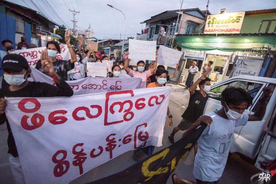 SpringBago's tweet photo. #Mandalay #MahaAungMyay Township Cooperative Night Protest on July 8.  

#WhatsHappeningInMyanmar
#July8Coup https://t.co/rZYw15MQEa