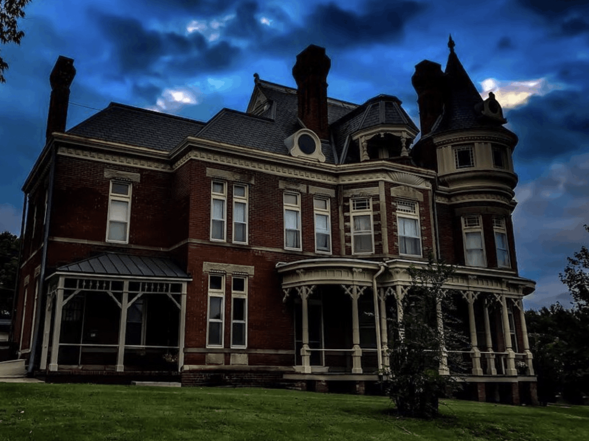 AtchisonHaunted's tweet photo. One of the most popular spots to ghost hunt is McInteer Villa in Atchison, KS, a 130-year-old home full of surprises.

Owner of the home, Stephanie Neal, says, "I want people to experience what I love...the knockings and the footsteps." 

https://t.co/borD1eJlor https://t.co/dlb00CGdyW