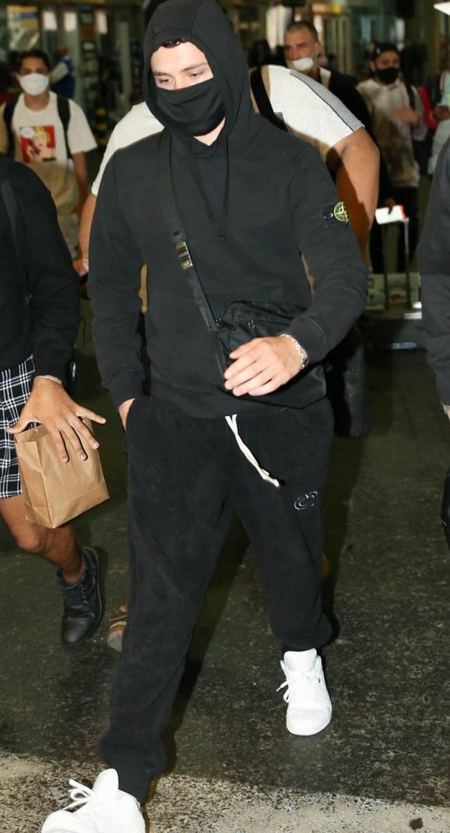 aronmode's tweet image. Sozinho as vezes. 
pq só você sente isso, o medo e a ansiedade cada vez que é exposto. Senti cada trecho, lágrimas caíram, é inevitável. Obrigada por abrir seu coração, por escolher a música pra "vomitar suas dores". Não tenho palavras pra tudo que senti, te amo mais que tudo. 🤍